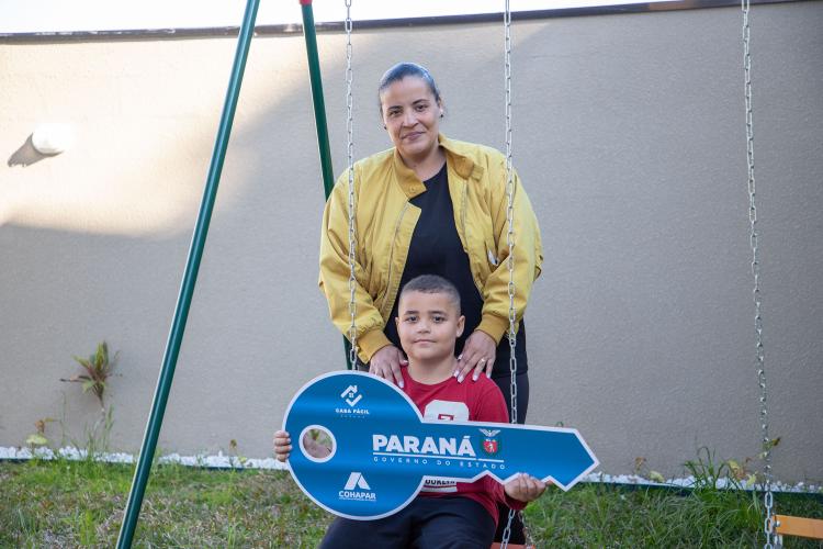 Famílias de Pinhais recebem apartamentos de residencial viabilizado com apoio do Estado