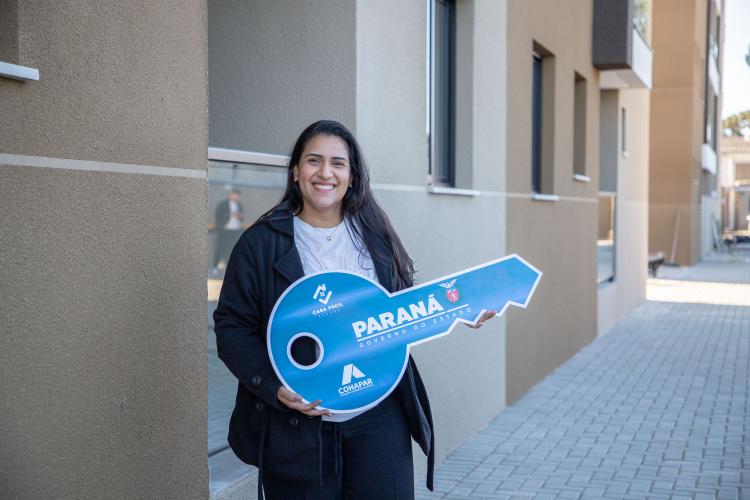 Famílias de Pinhais recebem apartamentos de residencial viabilizado com apoio do Estado