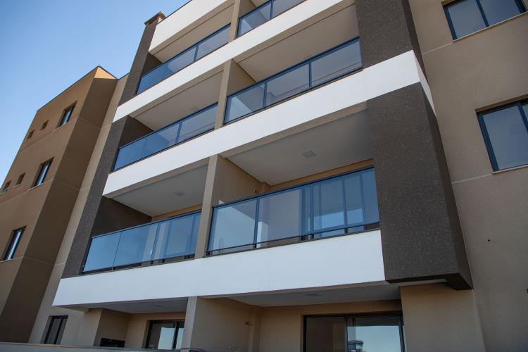 Famílias de Pinhais recebem apartamentos de residencial viabilizado com apoio do Estado