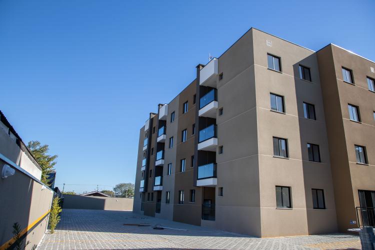 Famílias de Pinhais recebem apartamentos de residencial viabilizado com apoio do Estado