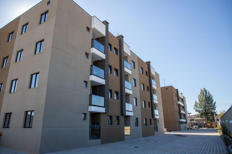 Famílias de Pinhais recebem apartamentos de residencial viabilizado com apoio do Estado