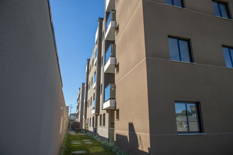 Famílias de Pinhais recebem apartamentos de residencial viabilizado com apoio do Estado