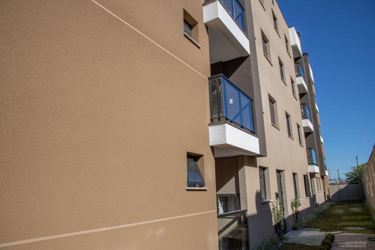Famílias de Pinhais recebem apartamentos de residencial viabilizado com apoio do Estado