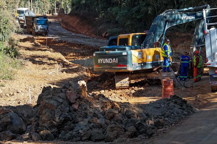 Pavimentação entre Mandirituba e São José dos Pinhais chega a 25% de conclusão