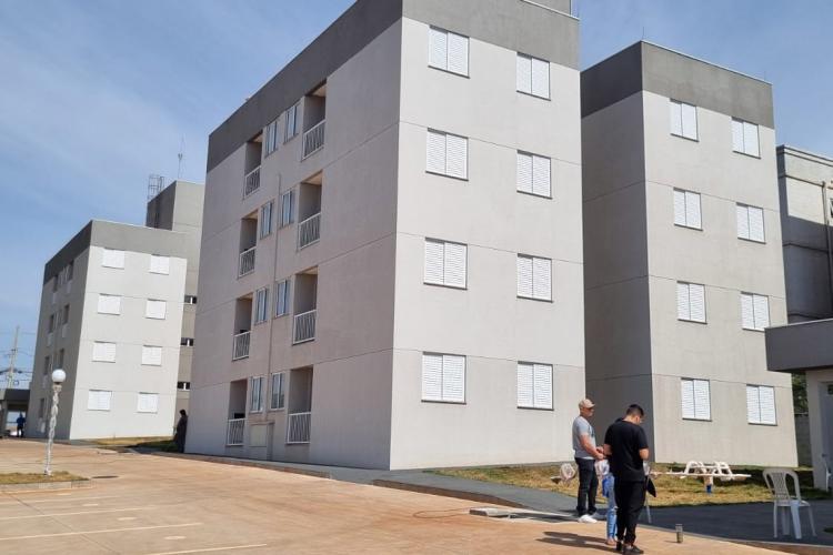 64 famílias de Sarandi recebem as chaves da casa própria com apoio do Estado