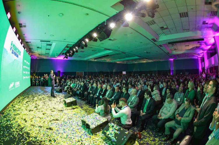 Ratinho Junior anuncia R$ 2 bilhões em recape asfáltico para cidades com até 100 mil habitantes