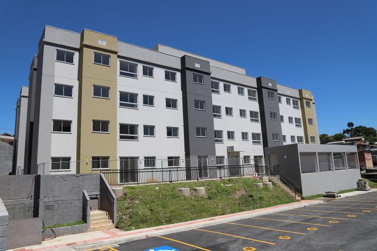 Com apoio do Estado, 176 famílias recebem as chaves da casa própria em Curitiba