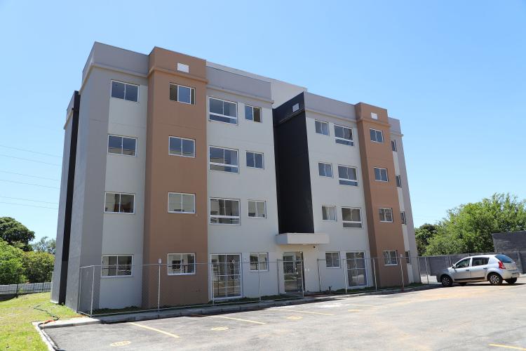 Com apoio do Estado, 176 famílias recebem as chaves da casa própria em Curitiba