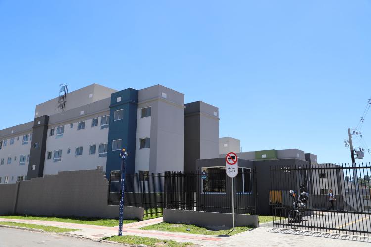 Com apoio do Estado, 176 famílias recebem as chaves da casa própria em Curitiba