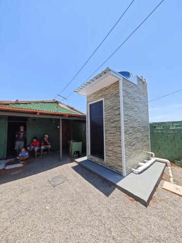 Estado entrega primeiros módulos sanitários do programa Banheiro em Casa em Ivaiporã