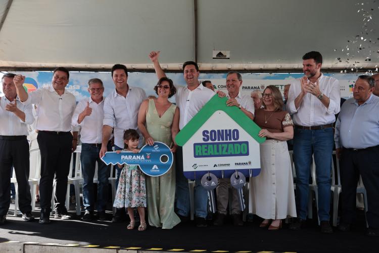 Governador Ratinho Junior entrega casa própria a 83 famílias de Siqueira Campos