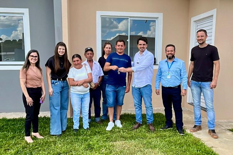 Com recursos estaduais, 16 famílias de Irati conquistam a casa própria