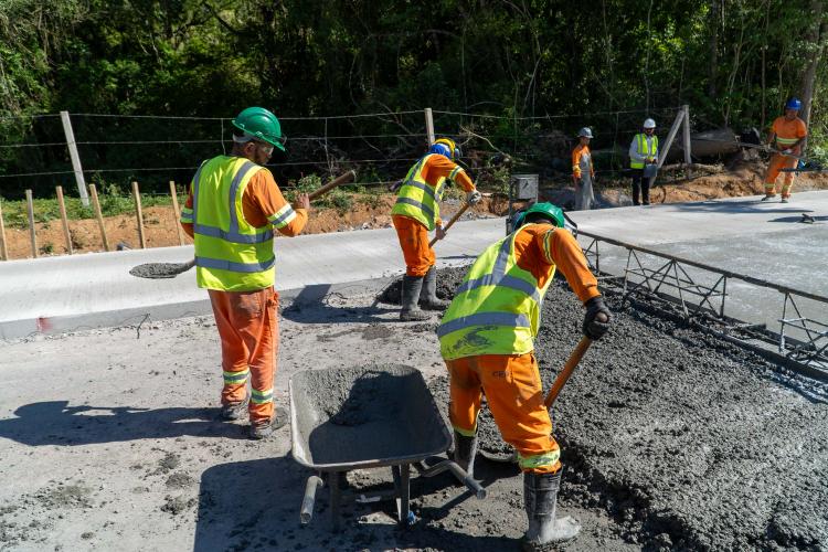 Pavimentação em concreto entre Mandirituba e São José dos Pinhais chega a 50% de execução