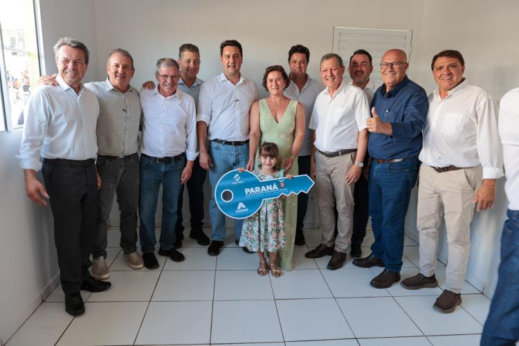 Governador Ratinho Junior entrega casa própria a 83 famílias de Siqueira Campos