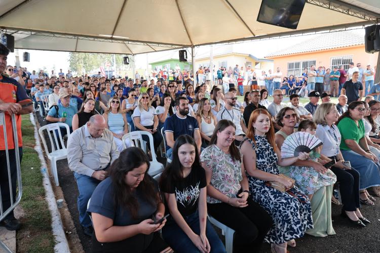 Governador Ratinho Junior entrega casa própria a 83 famílias de Siqueira Campos