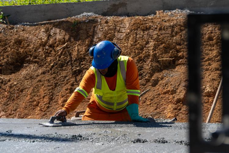 Pavimentação em concreto entre Mandirituba e São José dos Pinhais chega a 50% de execução