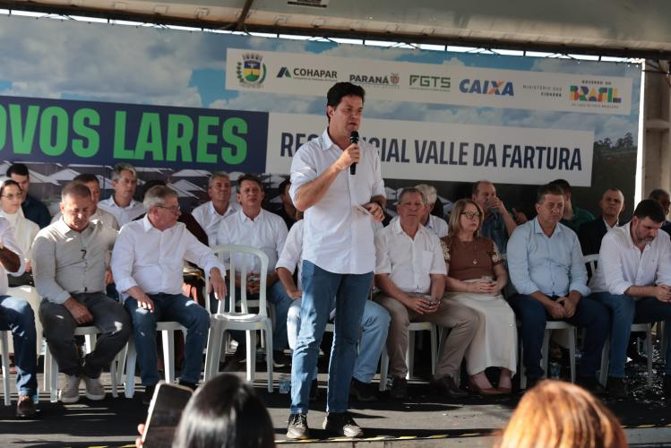 Governador Ratinho Junior entrega casa própria a 83 famílias de Siqueira Campos
