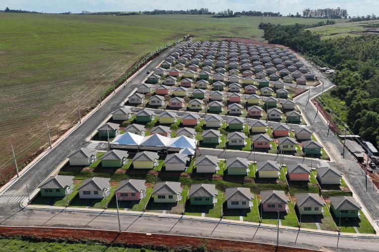 Governador Ratinho Junior entrega casa própria a 83 famílias de Siqueira Campos