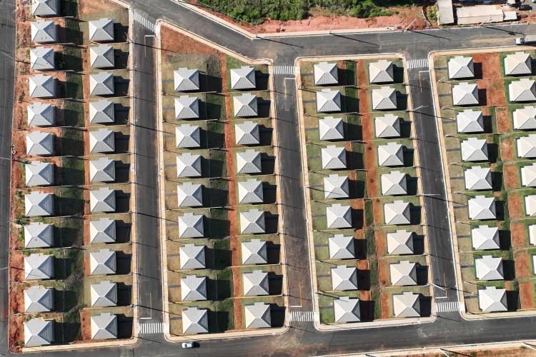 Governador Ratinho Junior entrega casa própria a 83 famílias de Siqueira Campos