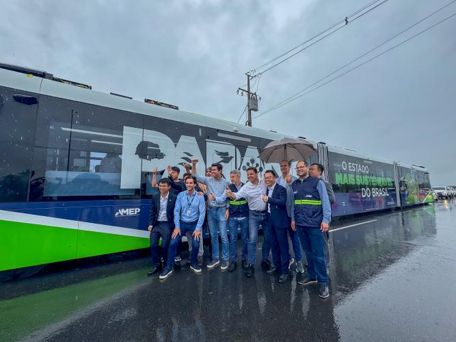 População se surpreende com tecnologia e aprova primeira viagem do Bonde Urbano Digital