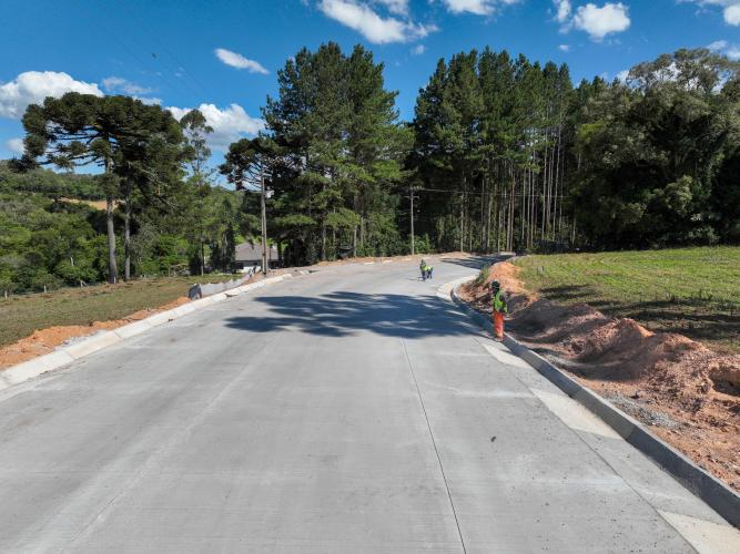 Pavimentação em concreto entre Mandirituba e São José dos Pinhais chega a 50% de execução