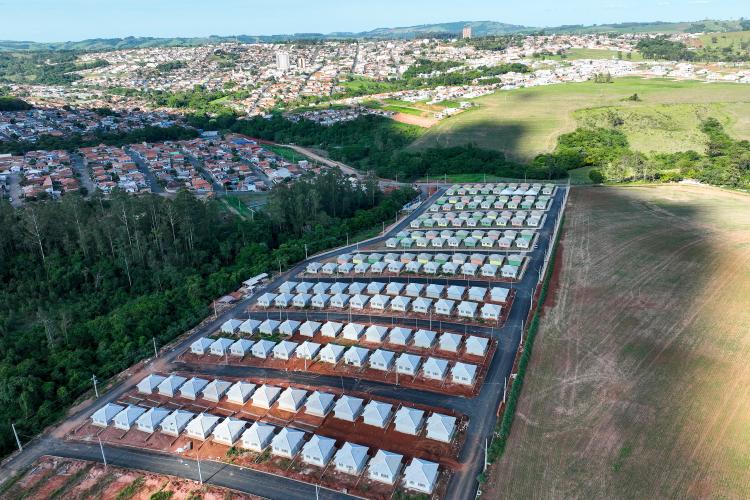Governador Ratinho Junior entrega casa própria a 83 famílias de Siqueira Campos