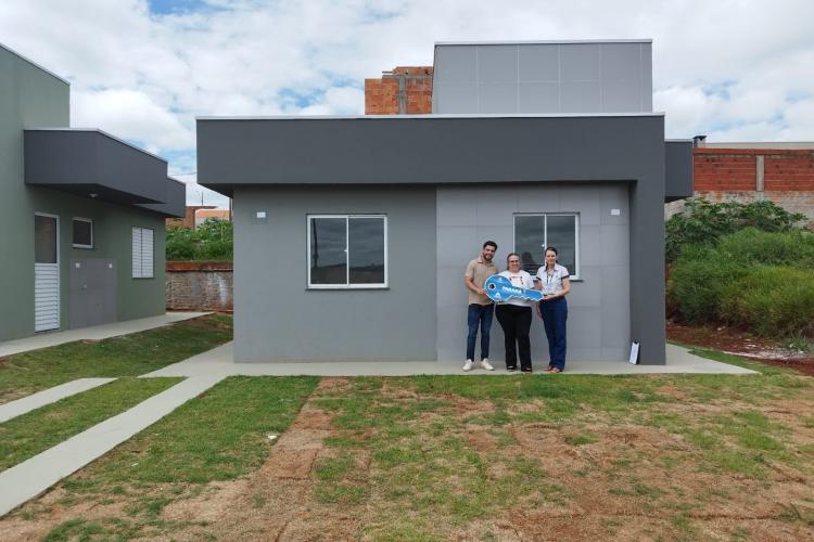 Apucarana, Assis Chateaubriand e Cambará: 199 famílias recebem as chaves da casa própria