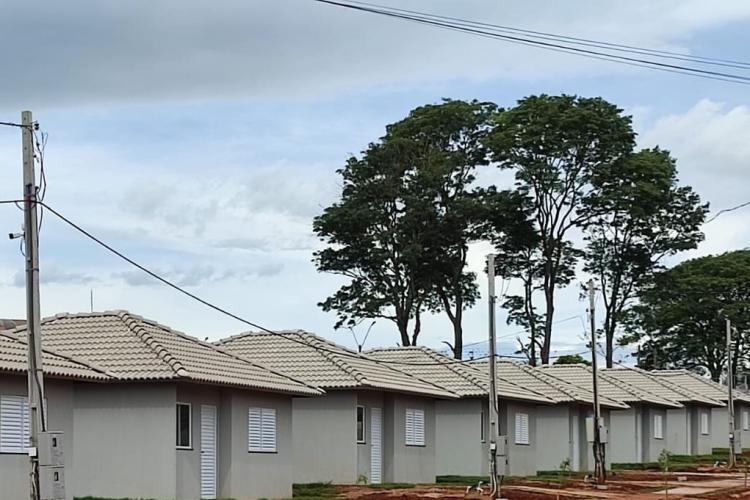 Apucarana, Assis Chateaubriand e Cambará: 199 famílias recebem as chaves da casa própria