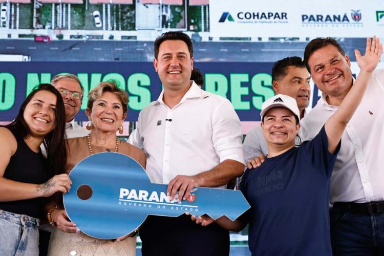 Governador entrega 220 casas em Ponta Grossa com investimento do Casa Fácil