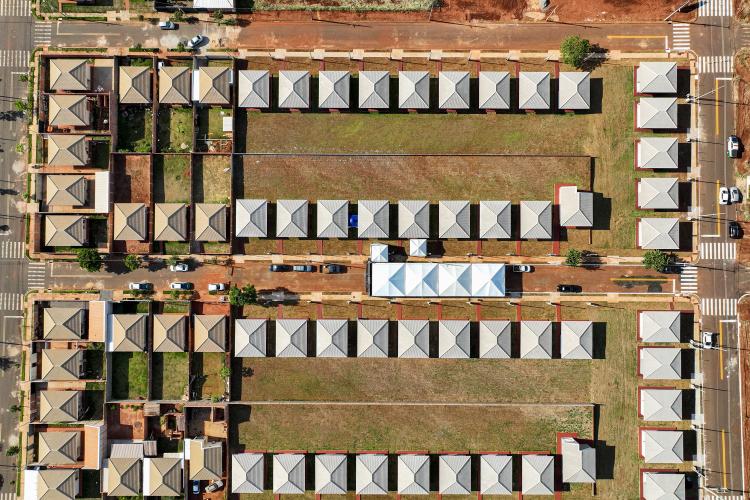 Governador entrega moradias e anuncia R$ 36,2 milhões para estradas rurais em Terra Rica