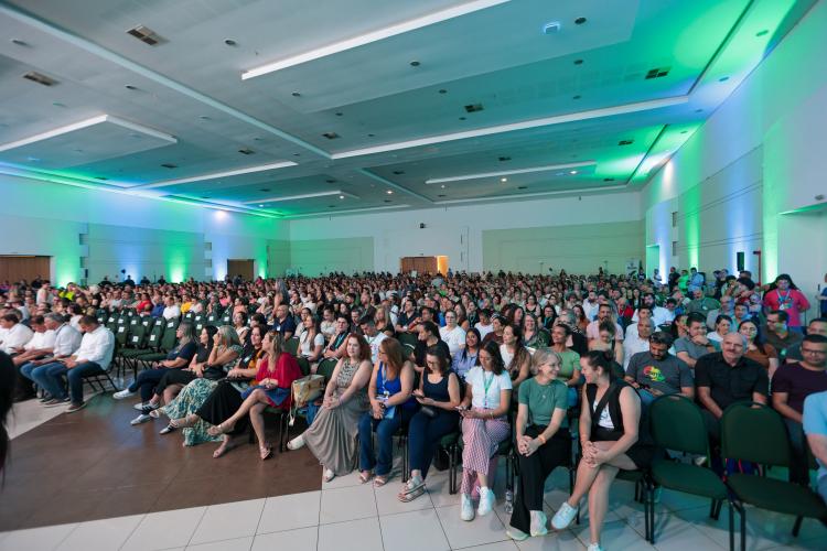 Ratinho Junior anuncia pacote de investimentos e uniformes para toda a rede estadual de educação