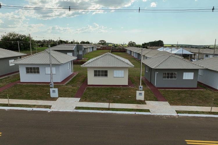 Governador entrega moradias e anuncia R$ 36,2 milhões para estradas rurais em Terra Rica