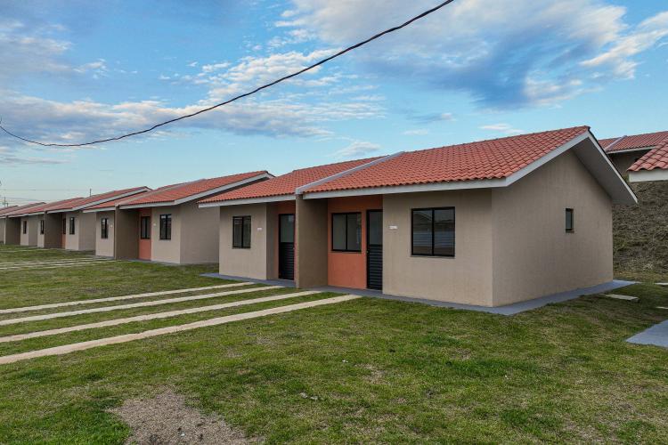 Governador entrega 220 casas em Ponta Grossa com investimento do Casa Fácil