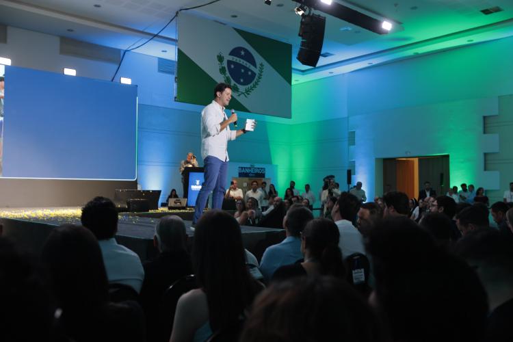 Ratinho Junior anuncia pacote de investimentos e uniformes para toda a rede estadual de educação