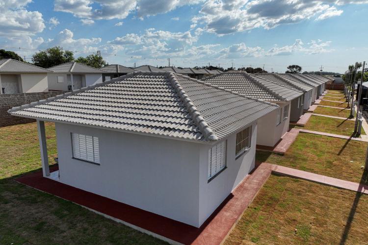 Governador entrega moradias e anuncia R$ 36,2 milhões para estradas rurais em Terra Rica