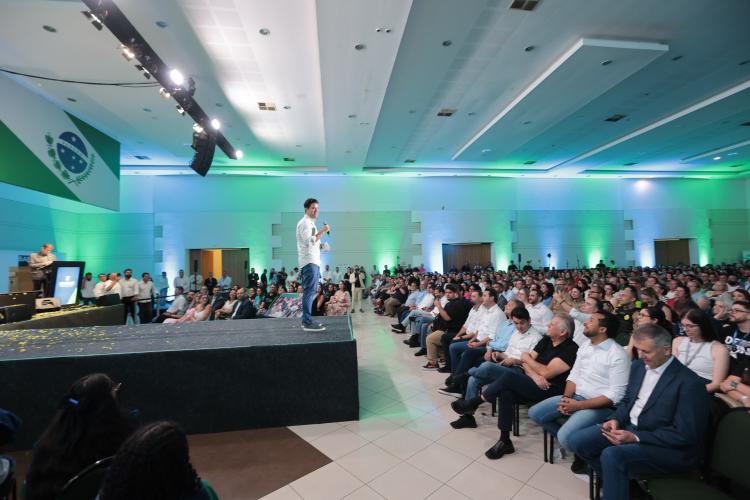 Ratinho Junior anuncia pacote de investimentos e uniformes para toda a rede estadual de educação