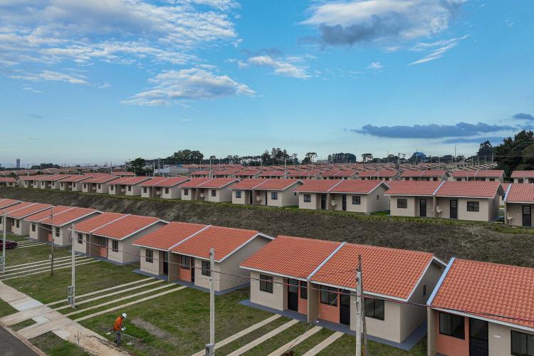 Governador entrega 220 casas em Ponta Grossa com investimento do Casa Fácil