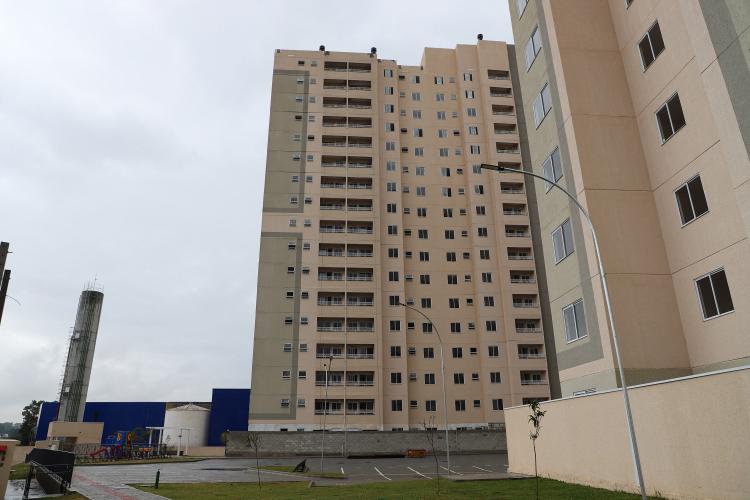 Com recursos do Estado, 208 famílias recebem apartamentos em residencial em Curitiba