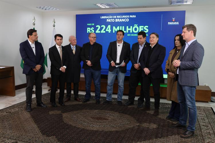 Ratinho Junior confirma R$ 741 milhões para infraestrutura urbana e rural de 12 municípios
