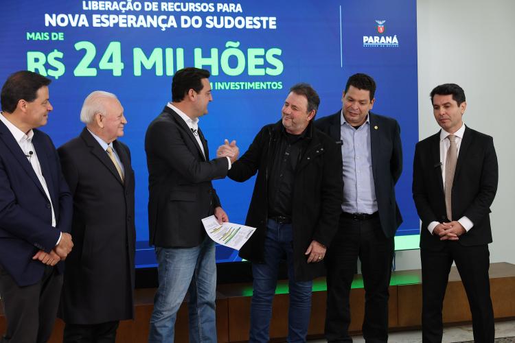 Ratinho Junior confirma R$ 741 milhões para infraestrutura urbana e rural de 12 municípios