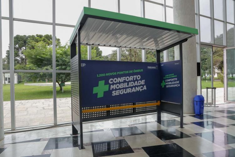 Estado conclui entrega de 1.200 abrigos de ponto de ônibus para 75 municípios do Paraná