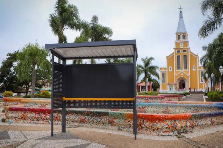Estado conclui entrega de 1.200 abrigos de ponto de ônibus para 75 municípios do Paraná
