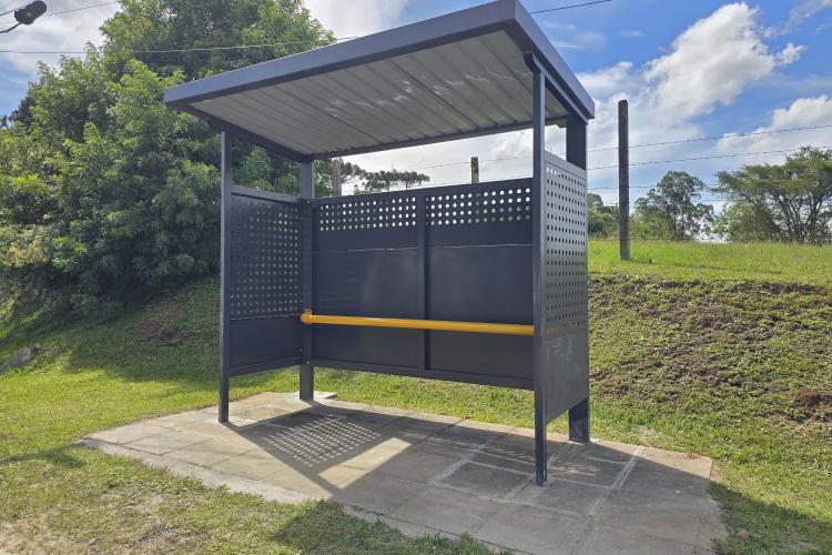 Estado conclui entrega de 1.200 abrigos de ponto de ônibus para 75 municípios do Paraná