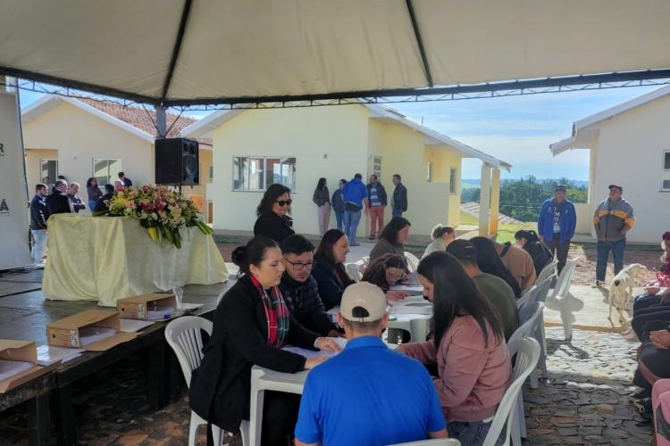 47 famílias de Figueira recebem moradias construídas com recursos do Estado
