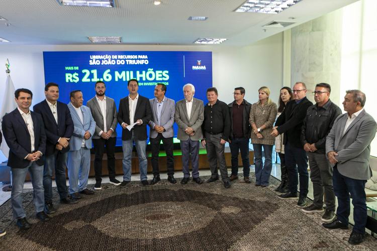 R$ 372 milhões: governador libera recursos para investimentos em 10 municípios