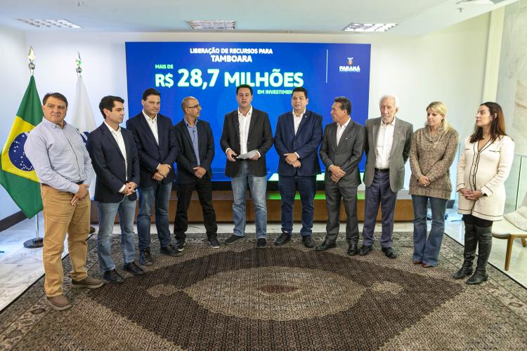 R$ 372 milhões: governador libera recursos para investimentos em 10 municípios