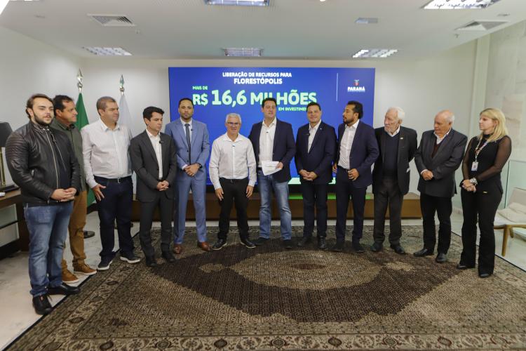 Governador libera R$ 350 milhões para obras e equipamentos em nove cidades