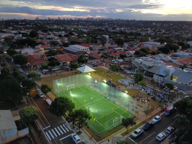 Em Foz do Iguaçu, seis unidades Meu Campinho atraem crianças e jovens para a prática de esportes