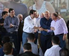 Em Quitandinha, 59 famílias recebem títulos de imóveis rurais e a Prefeitura mais de R$ 566 mil para a compra de máquina e um veículo