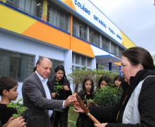 Ortega planta árvores junto com crianças e se emociona com o entusiasmo delas 